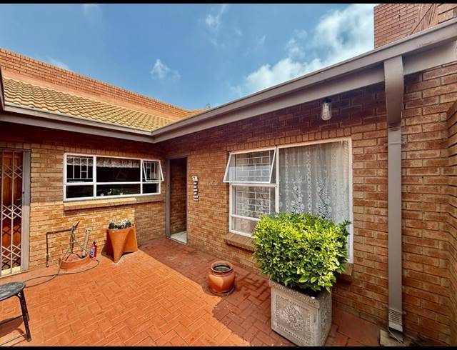 2 BEDROOM TOWNHOUSE FOR SALE IN VANDERBIJLPARK SE 2